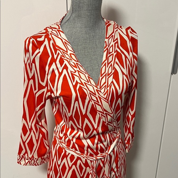 DVF NWOT Silk Burnt Orange Cream Geometric Midi Wrap Dress, Size L 12/14 - Picture 2 of 15